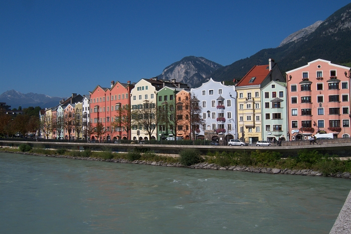 100_1708 small INNSBRUCK STREET VIEW.jpg - 274437 Bytes